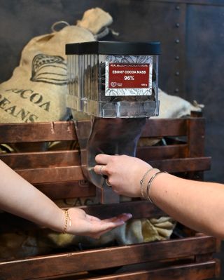 Ebony cocoa mass (neboli kakaová hmota) je základ každé čokolády – čistá, 100% rozemletá směs pražených kakaových bobů bez...