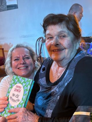 Herečka a spisovatelka Ivanka Devátá slaví 90. narozeniny a novou knihu “Na vše připravena”. 😍 Simona Mestdagh jí předala...