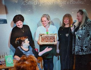 Herečka a spisovatelka Ivanka Devátá slaví 90. narozeniny a novou knihu “Na vše připravena”. 😍 Simona Mestdagh jí předala...