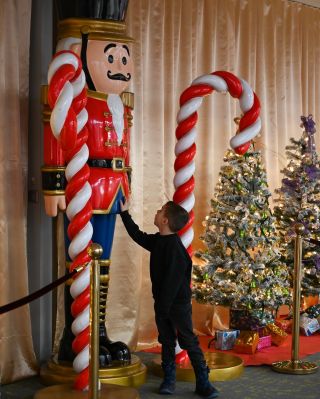 Někdy stačí jeden dotek… a Vánoce začnou. ✨🎄 V Chocotopii se i ti nejmenší na chvíli zastaví, rozhlédnou se – a nechají se...